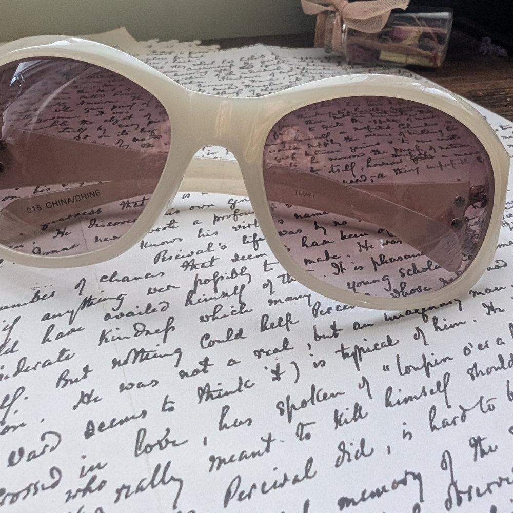 Retro Looking Chic Cream Sunglasses - Picture 2 of 9
